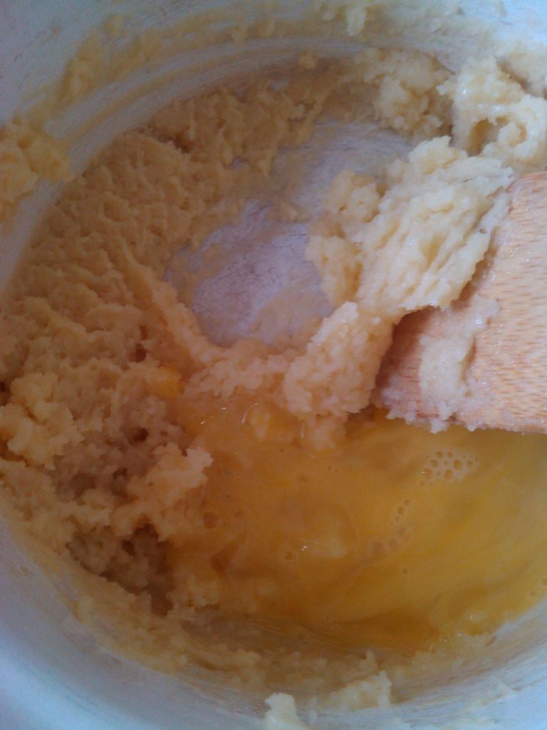 #不一样的泡芙#无花果酥皮泡芙,等面糊冷却到不太烫手（温度在60-65度）时，分次加入蛋液，搅拌均匀