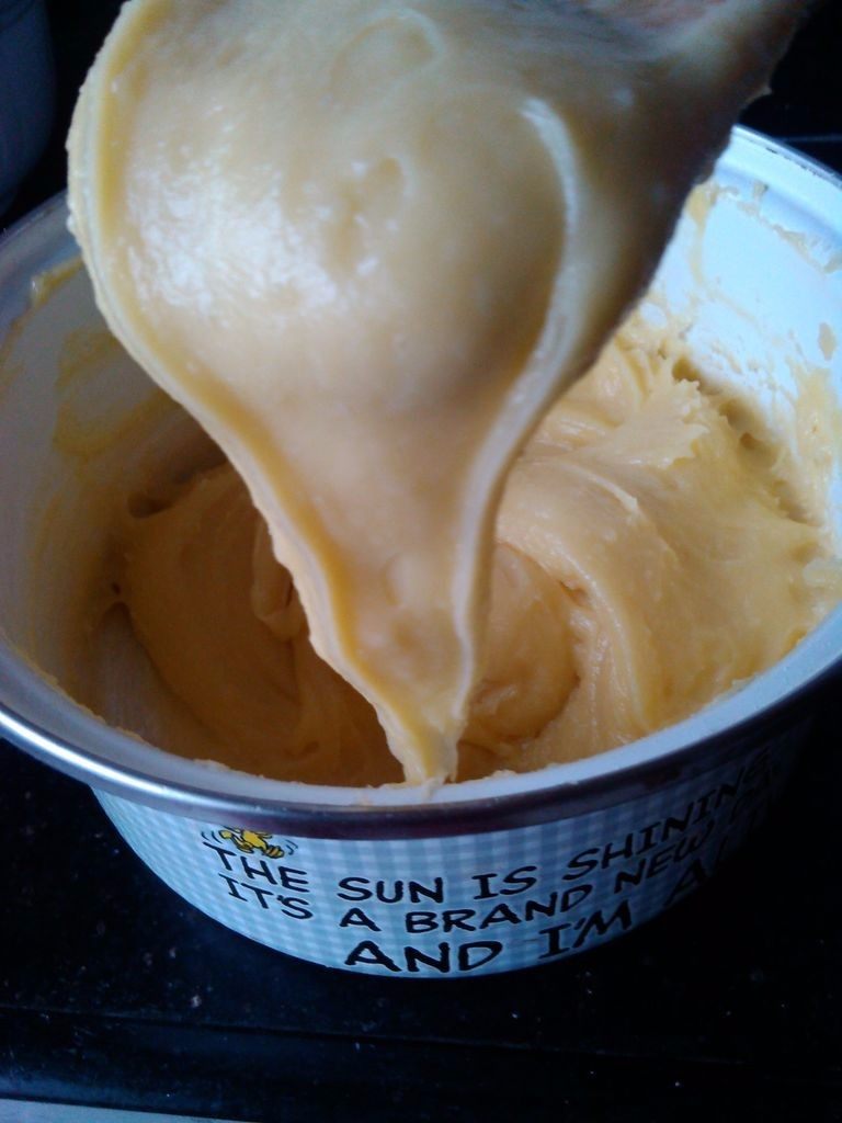 #不一样的泡芙#无花果酥皮泡芙,用木勺挑起面糊，面糊呈倒三角形状，且不会滑落，不用再继续加蛋液。