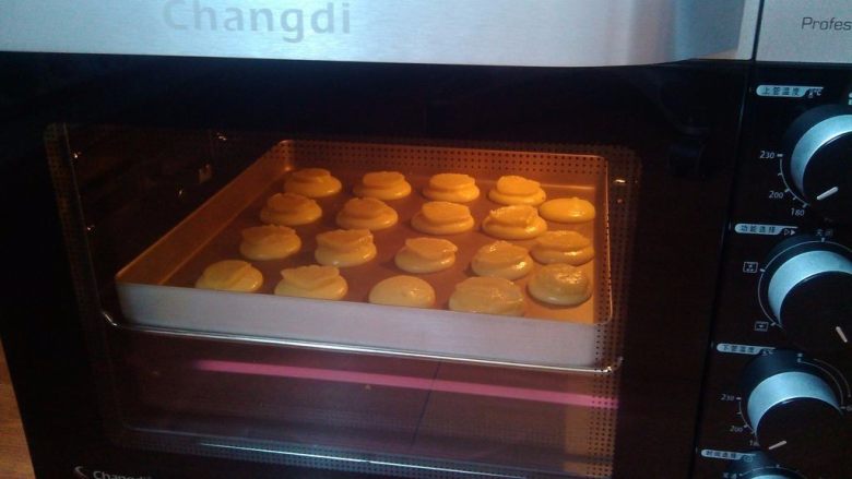 #不一样的泡芙#无花果酥皮泡芙,预热好190度的长帝焙Man CRTF32K烤箱。中层上下火190度烤10-15分钟，