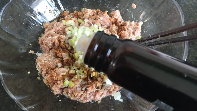 酸青瓜羊肉水饺,加入<a style='color:red;display:inline-block;' href='/shicai/ 788'>生抽</a>;
