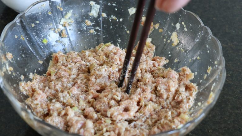 酸青瓜羊肉水饺,顺时针搅拌搅打上劲;