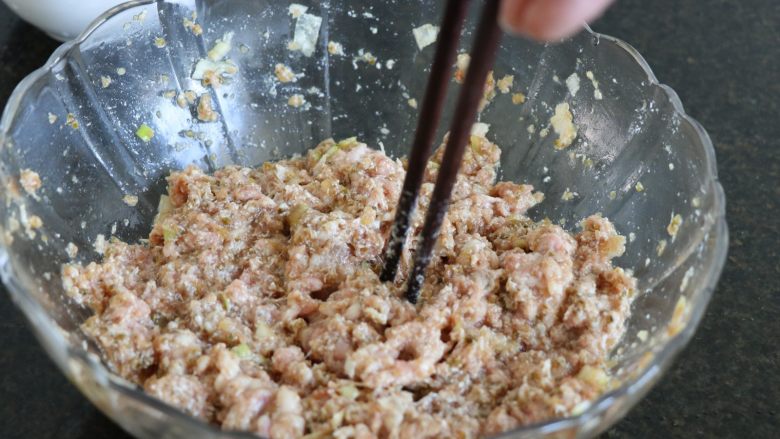 酸青瓜羊肉水饺,顺时针搅拌搅打上劲；