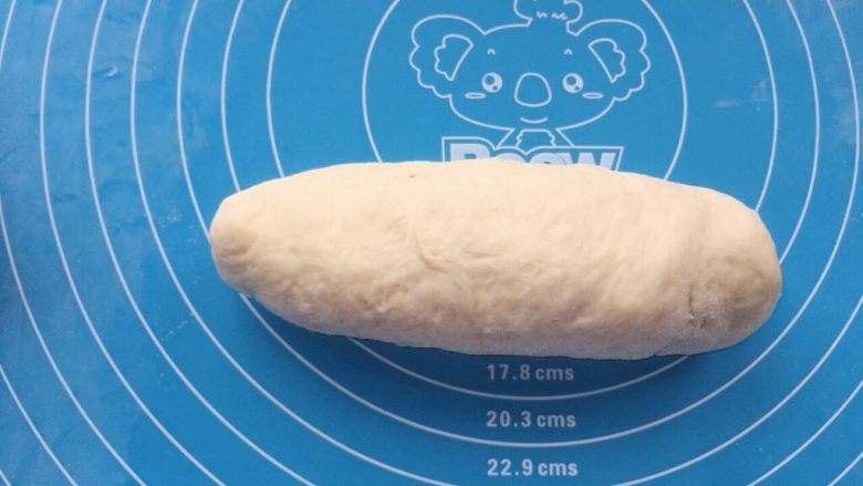 夏末葡桃欧(种面法),从上往下卷起成长棍状
