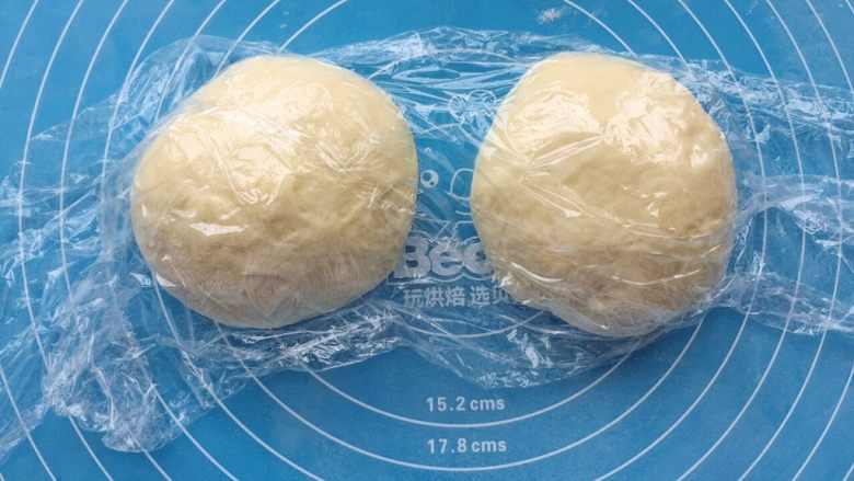 夏末葡桃欧(种面法),称重切割成250g/个的小面团,可以切割出2个,滚圆后盖上保鲜膜,松弛20min