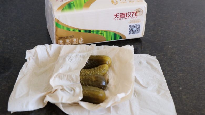 酸青瓜羊肉水饺,用纸巾把表面水份吸干;