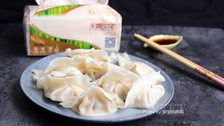 酸青瓜羊肉水饺,随自己喜好调一碗蘸酱搭配水饺;