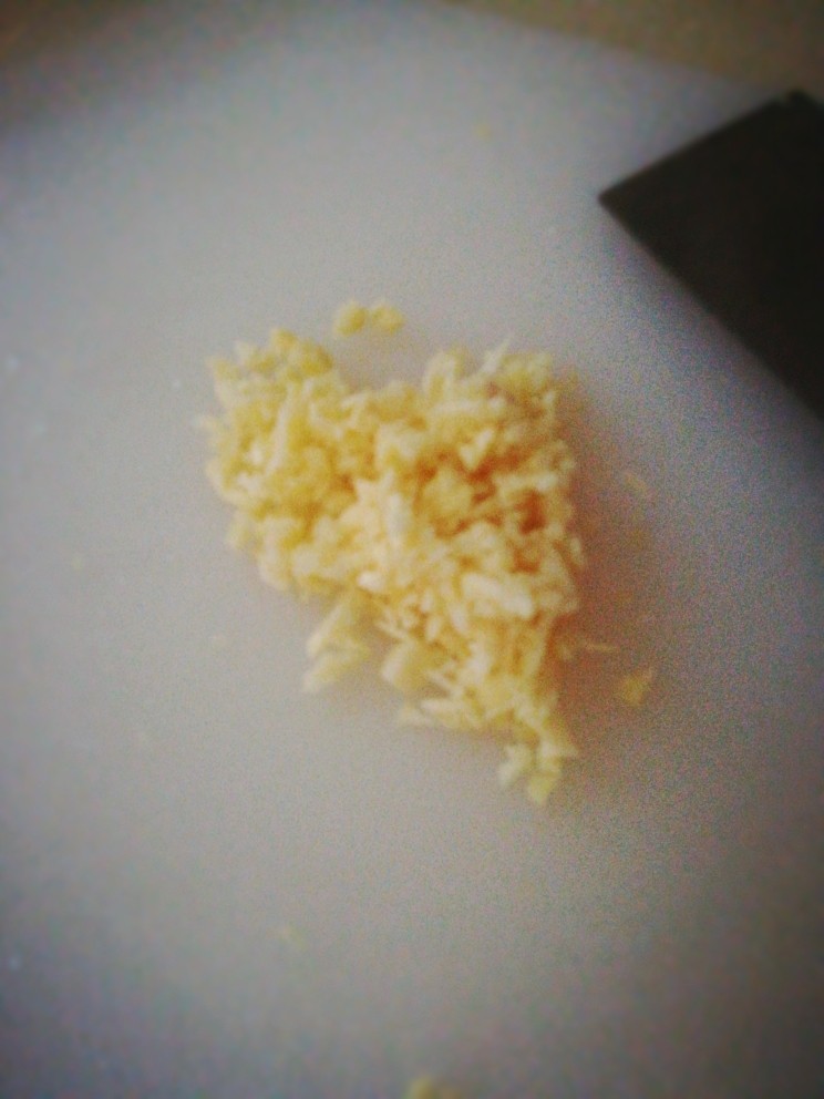黑椒汁龙利鱼柳,蒜切碎。