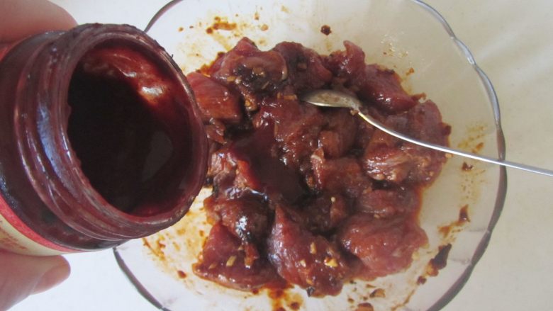 小米蒸牛肉,倒入适量的<a style='color:red;display:inline-block;' href='/shicai/ 781'>腐乳汁</a>拌均匀;