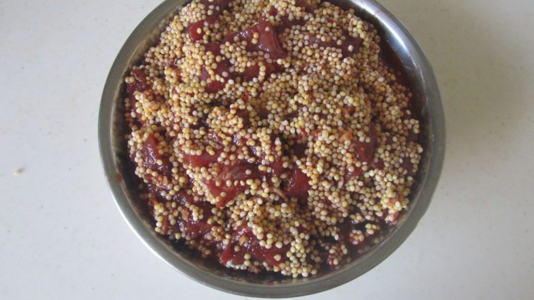 小米蒸牛肉,将腌制好的小米牛肉放入盆中;