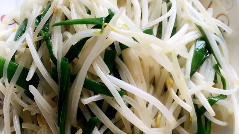 香葱炒银牙(豆牙),放盐后快速翻炒几下就可以盛上盘子了!这样炒岀来的豆牙特别的好吃!
