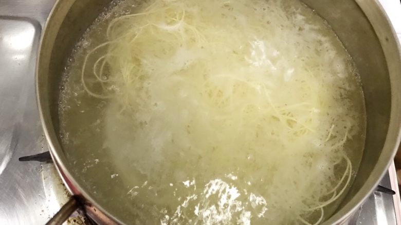 五彩时蔬培根炒面,另用一个小锅做水,提前把面煮好。