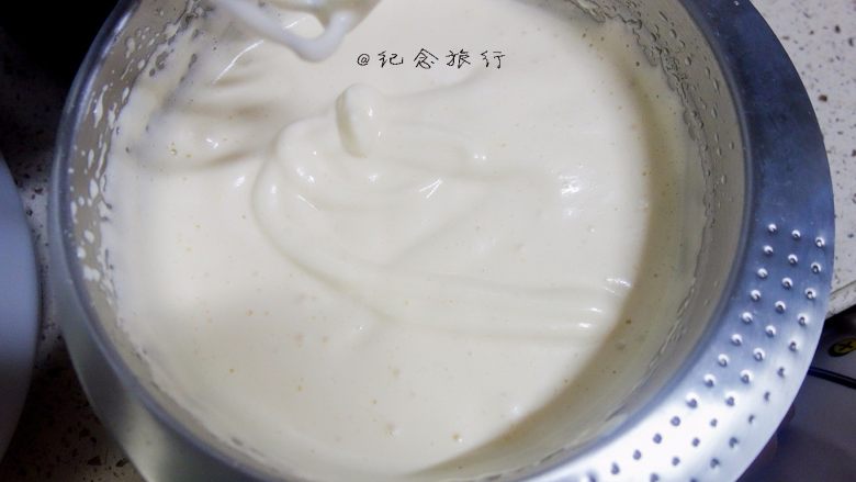 12连原味小嶋海绵蛋糕 蓝莓爆浆蛋糕,3、 100度热水隔打蛋盆打发全蛋至画八字不消失,粘稠蓬松的状态,打蛋头能挑起一坨不易流下即可