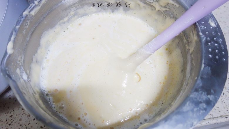 12连原味小嶋海绵蛋糕 蓝莓爆浆蛋糕,6、 把事先保温的牛奶、蜂蜜、黄油用刮刀隔着淋在盆里,这样不容易让液体沉底,用倒抽拌匀,