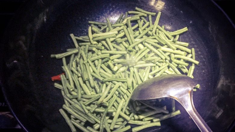 炒豆角,葱姜红辣椒炒香之后放入豆角翻炒1.2分钟