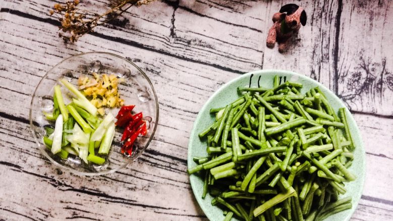 炒豆角,把食材清洗干净切好准备材料：<a style='color:red;display:inline-block;' href='/shicai/ 3639'>豆角</a>
葱、姜、红辣椒
食用油、盐、鸡精、胡椒粉