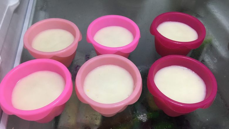山药酸奶慕斯,倒入模具,放入冰箱