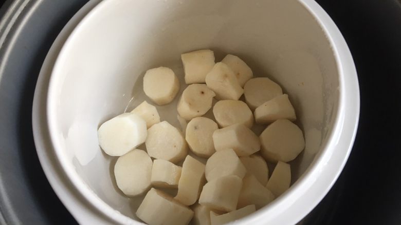 山药酸奶慕斯,切块,放入蒸锅
