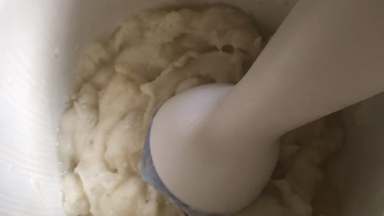 山药酸奶慕斯,蒸熟后,压碎,用手持搅拌机打成泥