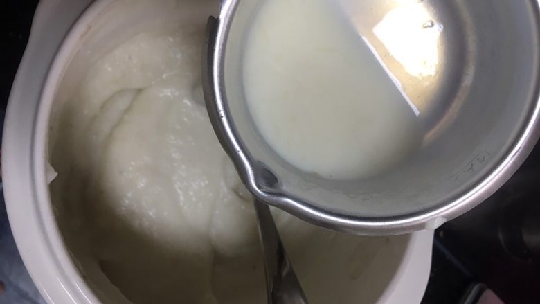 山药酸奶慕斯,吉利丁片和脱脂牛奶的混合液加入山药酸奶混合物