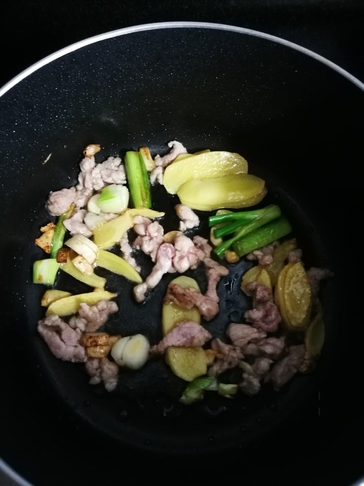 青蟹汤,锅加热放油,放入瘦肉丝葱姜蒜煸香
