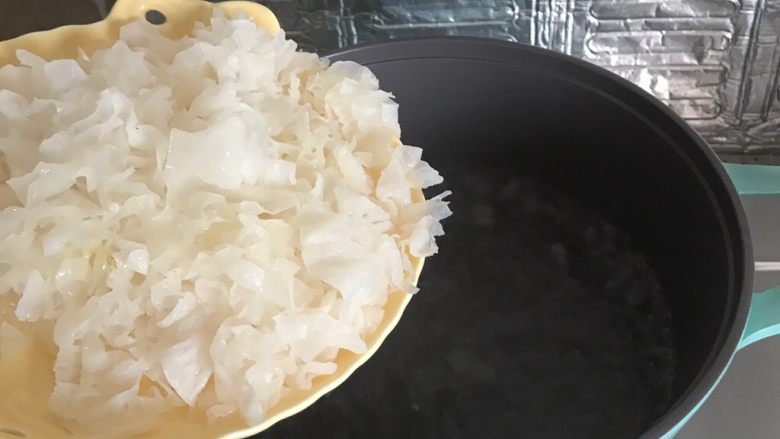 紫薯银耳汤,待水开后加入剪碎的银耳,搅拌开