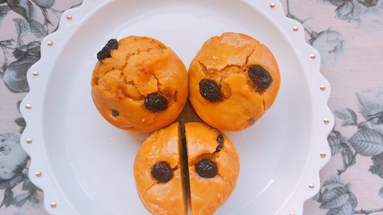 简易的酸奶蔓越莓麦芬(松饼粉版),烤箱中取出晾凉即可食用。
