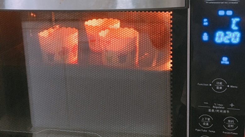 简易的酸奶蔓越莓麦芬(松饼粉版),放入烤箱,上下火180度20分钟。