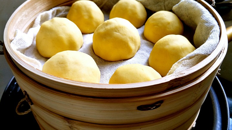 五彩时蔬窝窝头,冷水上锅,上汽开始计时20分钟,也可以水开上锅,我觉得冷水慢慢加热食物不会因为突然受热裂开~
时间到不要马上开盖,关火闷5分钟~