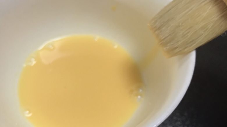 广式抹茶蛋黄月饼,一个蛋黄加10克水调均匀后过筛两边,蛋液刷之前刷子要在碗边刮几下,