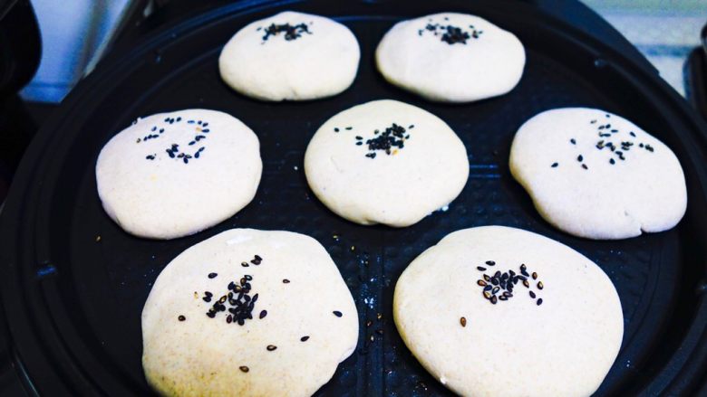 黑麦糯米芝士肉松饼(少油少糖，粗粮细吃),电饼铛煎：
包好后压扁撒点黑芝麻，放入电饼铛或者平底锅中
小火煎，可以放油，我用电饼铛一共煎了9分钟，
内软外脆。
平底锅也可以的