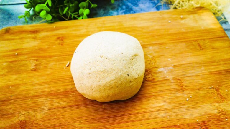 黑麦糯米芝士肉松饼(少油少糖,粗粮细吃),揉成面团
碗里倒入水,根据糯米粉和黑麦粉吸水量不同,一
点一点增加,我用了150g的水,揉成不粘手的
面团。