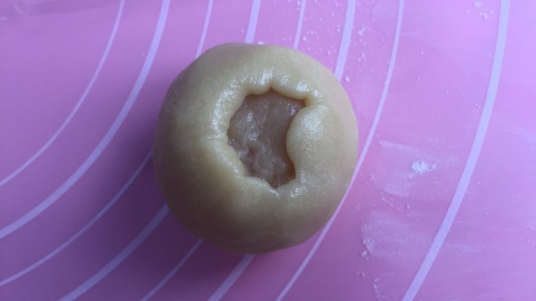 莲蓉蛋黄月饼(50克),然后慢慢贴着馅料圆球往上推,直到收口。