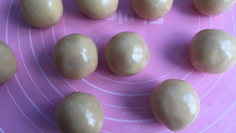 莲蓉蛋黄月饼(50克),一个个做好排排队,亮个相吧!