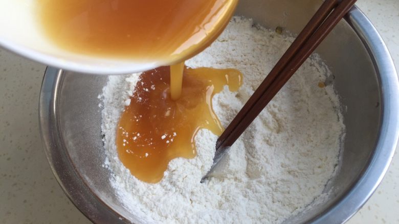 莲蓉蛋黄月饼(50克),然后把两者和在一起,揉成面团。