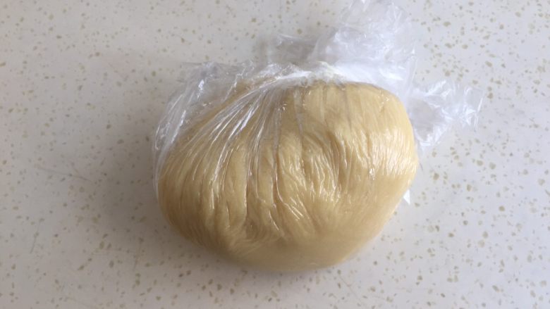 莲蓉蛋黄月饼(50克),面团包上保鲜膜静置1小时。