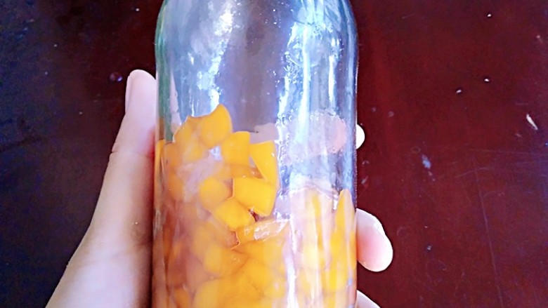 黄桃果酱,把从冰箱拿出来的果粒倒入不粘锅翻炒,尽量小火,如果太干的话可以适量加点水。
炒到你满意的程度,就可以将果粒趁热装入玻璃瓶。放入冰箱,随用随取