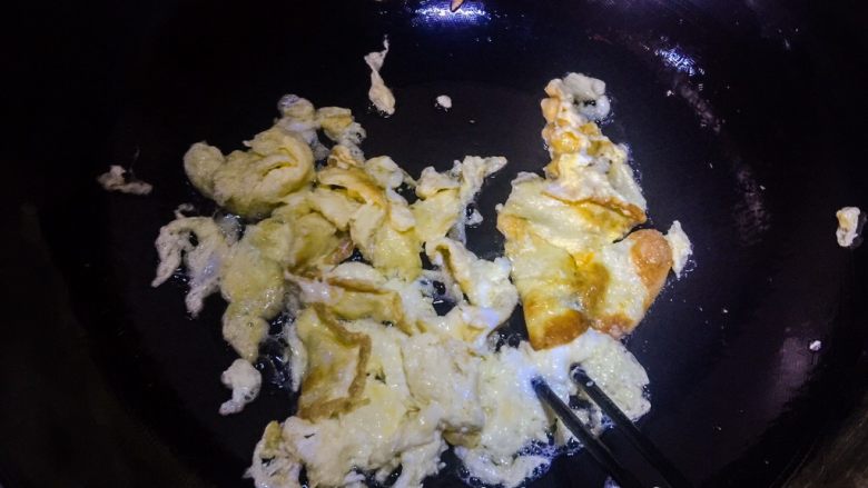 小炒黄瓜鸡蛋,鸡蛋用筷子搅碎,可以不用铲子