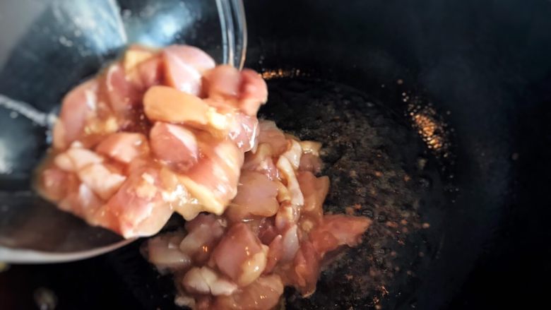 家常鸡里蹦,鸡肉下锅,煸炒断生