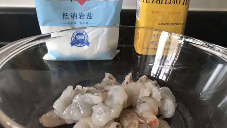 家常鸡里蹦,加少量!少量!盐和料酒。如果足够新鲜,不加也行。