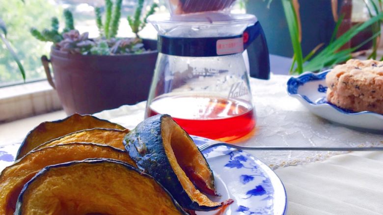 两样食材做出下午茶甜点,配上一壶茶吃着糯糯的黄油南瓜,就是简单的下午茶时光。