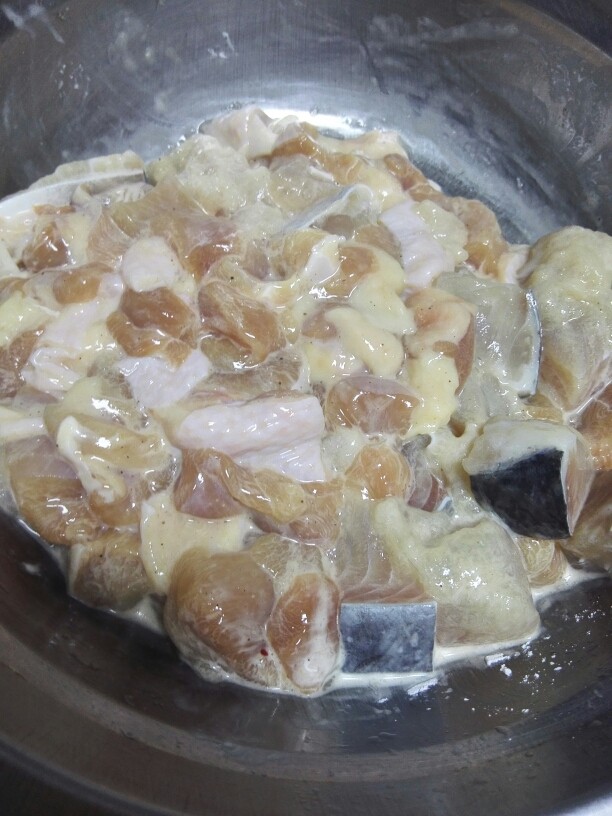 家庭版三汁焖锅,用手抓匀,下锅,不要搅动,盖上锅盖,一上汽马上转小火,焖10分钟。