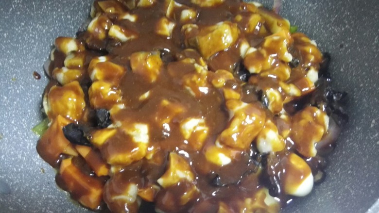 家庭版三汁焖锅,把酱汁用勺子均匀浇在食材表面,不要翻动,再盖上锅盖,焖10分钟