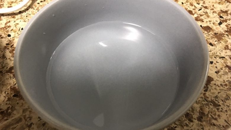 鸡蛋灌饼,温水加少许盐,搅拌均匀