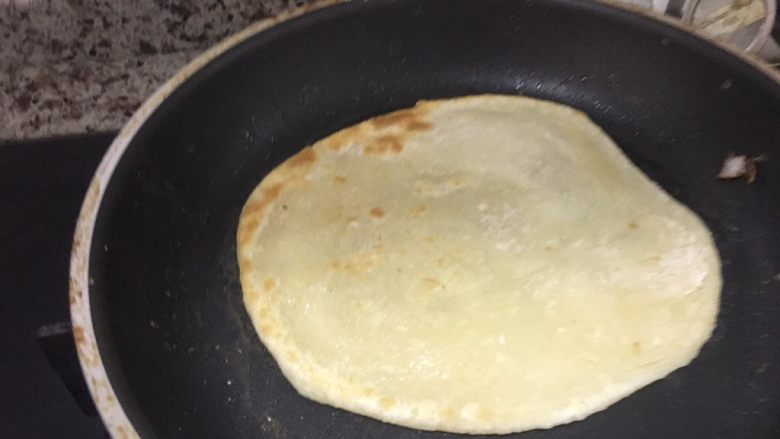 鸡蛋灌饼,换面,挑开口,倒入鸡蛋液