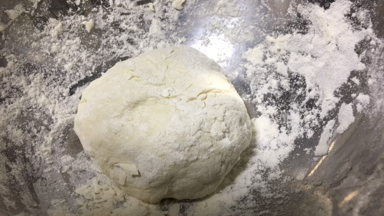 鸡蛋灌饼,根据面的多少加入温盐水和酵母水,揉成面团