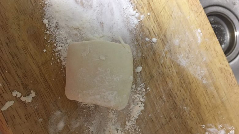 鸡蛋灌饼,从下往上卷,收口朝下