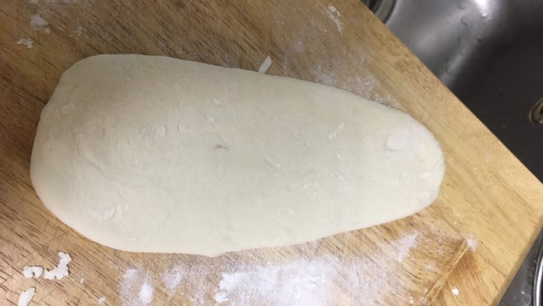 鸡蛋灌饼,擀成椭圆形,我手笨,擀好丑😂