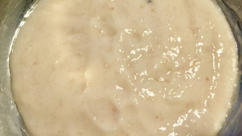 三色清水鱼圆,材料都倒入鱼茸里,用手顺着一个方向搅打,一直搅打到图上这样,检验方法就是弄个鱼圆放在水里是浮起来的,这样鱼茸就差不多了,太稀了鱼圆做出来会太软,大概手感就像老酸奶的样子吧