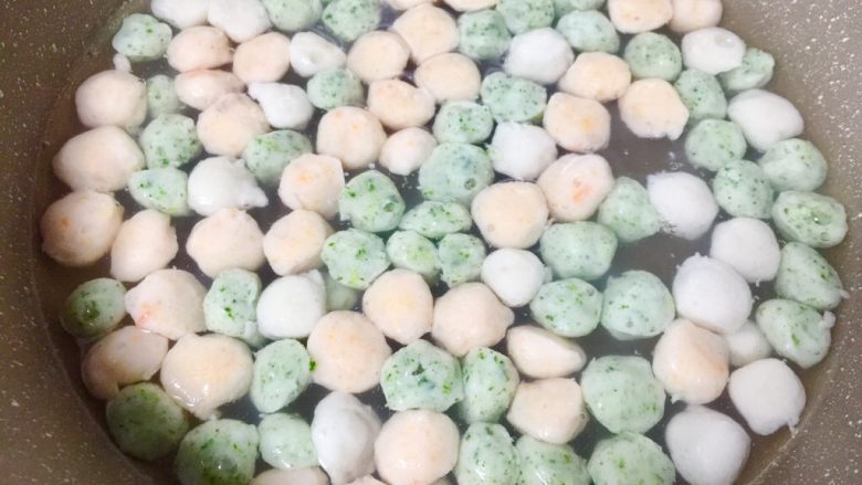 三色清水鱼圆,这是三色鱼圆。小火一直养着鱼圆,大概10分钟,就可以出锅了