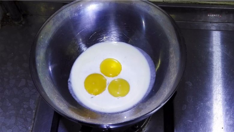 鲜果沙巴翁,在锅中倒入清水,大火煮沸后转中火,将装有蛋液的碗放入蒸锅中,确保碗底不接触水(碗底不接触水是为了防止蛋液在加热的过程凝固)。